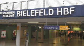 Duo schlägt Mann im Bielefelder Hauptbahnhof die Zähne aus - Täter identifiziert