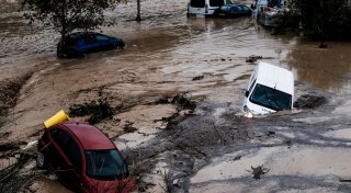 Weggespülte Autos und entgleister Schnellzug in Spanien