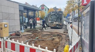 Baubeginn in der Warburger Innenstadt: Ein großes Loch klafft im Marktplatz-Pflaster
