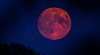 Totale Mondfinsternis am Sonntag über OWL: Alle Infos zum spektakulären Blutmond