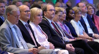 Gütersloh feiert großes Jubiläum: Alle Fotos und Videos vom Fest in der Stadthalle