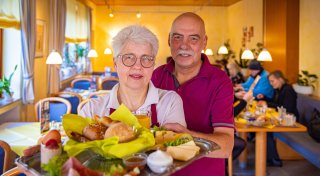 Bielefelder Gäste feiern das neue Frühstück im Café Schumacher