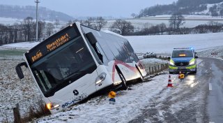 Linienbus rutscht in Graben: Schneematsch und Glätte behindern Busverkehr im Kreis Höxter