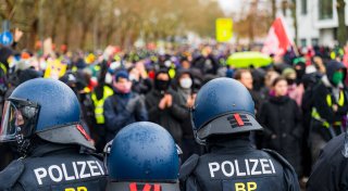 Zehntausende Menschen protestieren in Gießen gegen AfD-Jugendorganisation