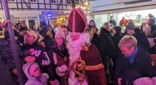 Stimmungsvoller Auftakt: Viertägiger Nikolausmarkt in Brakel eröffnet