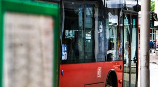 Busfahrer schaut während der Fahrt ständig aufs Handy: So reagiert das ÖPNV-Unternehmen