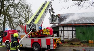 Vernichtete Heuvorräte und beschädigte PV-Anlage: Dachstuhlbrand nahe Hövelhof