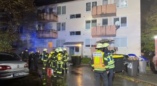 Flammen in Gütersloher Mehrfamilienhaus - Feuerwehreinsatz am frühen Morgen