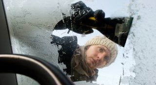 Zugefrorene Scheibe führt zu schwerem Unfall: So kratzt man das Auto richtig frei