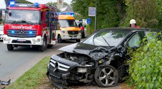 Waghalsiges Überholmanöver führt zu Frontalzusammenstoß bei Salzkotten