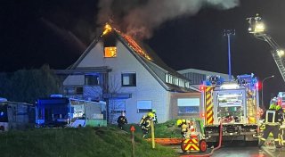 Dachstuhl eines Wohnhauses in Kirchlengern brennt aus