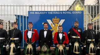 Jimmy Fallon feiert im Kilt mit Soldaten in Schottland