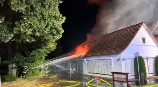 Polizei ermittelt nach verheerendem Feuer in ehemaliger Polsterei im Kreis Gütersloh