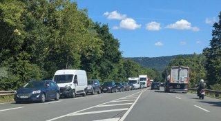 Kleinwagen kracht auf A2 in Lkw: Starke Verkehrsbeeinträchtigungen in Porta Westfalica