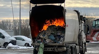 Brandgefährlicher Abfall: Zwei Müllwagen im Kreis Höxter stehen in Flammen