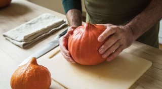 Halloween-Kürbis clever verwerten: Her mit Püree und Kernen