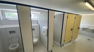 Kaputte Becken und raus getretene Türen: Wie die Löhner Gesamtschule die Situation verbessern will