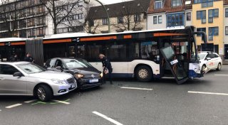 Auto kollidiert mit Bus und Pkw auf Bielefelder Alfred-Bozi-Straße