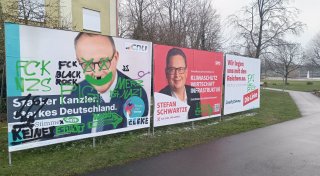 „Merz ist Nazi“: Unbekannte beschmieren Wahlplakate in Bünde