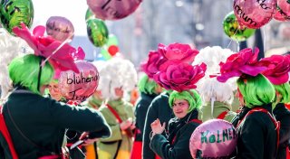 Karnevalszüge «Schull- und Veedelszöch» ziehen durch Köln