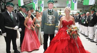 Fürstenbergs Königin überrascht als „Lady in red“