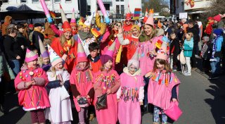 Delbrück erlebt im Karneval den größten Kinderzug Westfalens