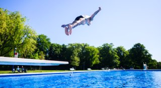 Umfrage: Schwimmbadbesuch könnte teurer werden