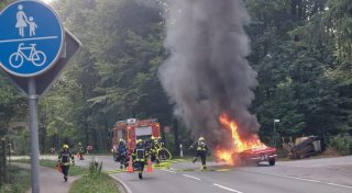 Oldtimer steht im Kreis Gütersloh in Flammen