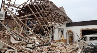 Gebäude stürzt nach Explosion ein - Zwei Verletzte