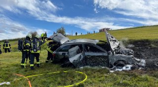 Auto geht nach Flucht vor Polizei bei Borgentreich in Flammen auf