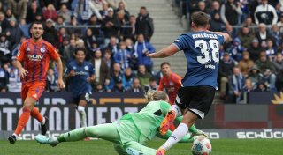 Frühe Tore sichern Schalke knappen Sieg in Bielefeld