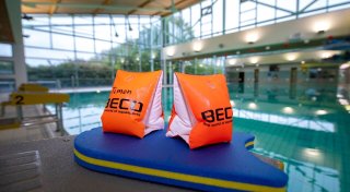 Pack die Badehose ein - immer mehr Menschen lernen schwimmen