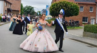 Königin bezaubert in Großeneder mit Blumenmuster