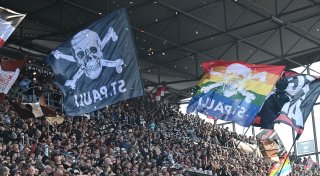 Flaschenwürfe und Verletzte: Platzverweis für über 520 Fans