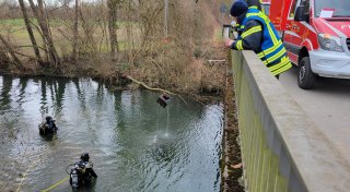 Straftat? Feuerwehr zieht vier Tresore aus der Bega in Lemgo