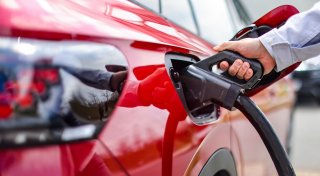E-Auto beim Arbeitgeber laden: Wann das steuerfrei ist
