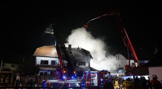 Explosionsgeräusch: Wohnhaus brennt - Bewohner vermisst