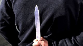Räuber bedrohen und verletzen 17-Jährigen in Bielefeld mit einer Machete