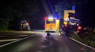 Schwerer Unfall im Kreis Minden-Lübbecke: Auto kracht auf B482 in Traktor