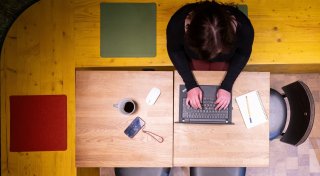 Umfrage: Zwei Drittel arbeiten auch mal krank im Homeoffice