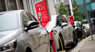 Wie auch Laternenparker ihr E-Auto laden können