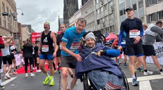 Geschafft: Gütersloher Unternehmer Schenke absolviert Marathon mit einem Rollstuhlfahrer