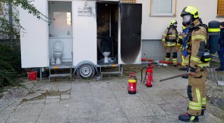 Toilettenwagen in Flammen: Feuerwehreinsatz am Fürstenweg in Paderborn
