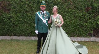 Königin in Oberntudorf begeistert in einem pistaziengrünen Kleid