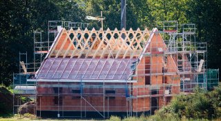 Höhere Bauzinsen, Senior bessert Straße aus und Wohnungsnot