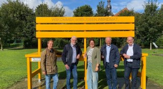 Neues Fotomotiv in Beverungen: Gelbe XXL-Bank steht jetzt an Weserpromenade