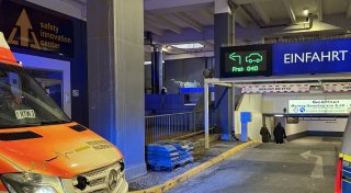 Mann stürzt rückwärts von zwei Meter hoher Mauer in der Paderborner Innenstadt