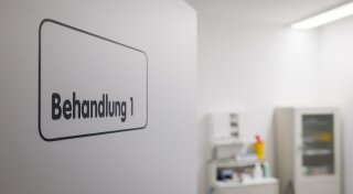 Mit Haftbefehl gesucht: Verurteilter Arzt aus Herford erscheint nicht vor Gericht