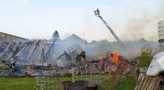 Scheune brennt auf Hof in Paderborner Ortsteil ab - 100.000 Euro Schaden