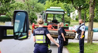Fatales Abbiegemanöver: Junger Radfahrer (9) kracht in Herford gegen Treckergespann